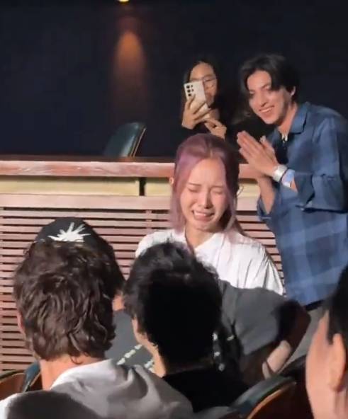 配资专业网 郑乃馨演唱会抱着男友大哭 两人相拥搂抱近五分钟